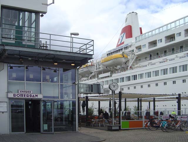 Cruiseschip ms Boudicca van Fred Olsen aan de Cruise Terminal Rotterdam